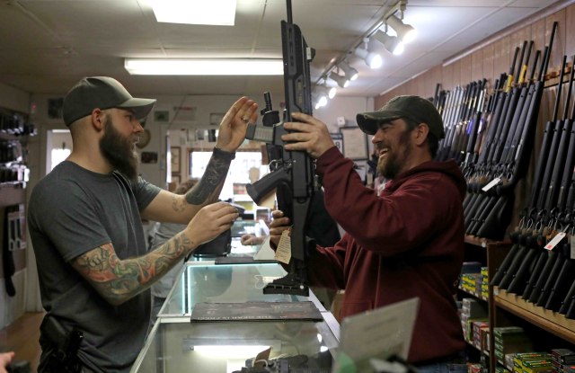 Pembeli mengecek senapan semi otomatis yang dijual di toko senjata Frontier Arms & Supply di Cheyenne, Wyoming, Amerika Serikat. Foto: REUTERS / Jim Urquhart
