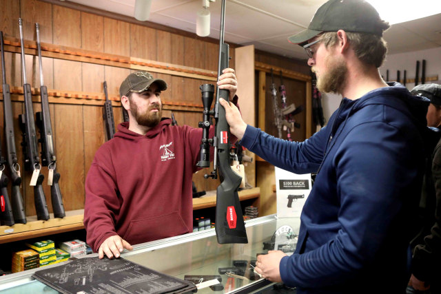 Pembeli melihat senapan yang dijual di toko senjata Frontier Arms & Supply di Cheyenne, Wyoming, Amerika Serikat. Foto: REUTERS / Jim Urquhart