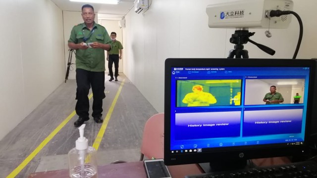 MANAJEMEN PT Riau Andalan Pulp and Paper (RAPP) menerapkan thermal scanner di setiap pintu masuk perusahaan.