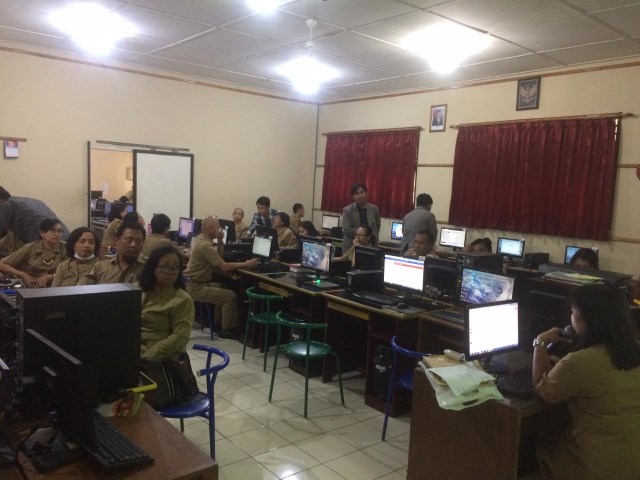 Guru SMA BOPKRI 1 Yogyakarta membuat materi bahan ajar online. Foto: Istimewa