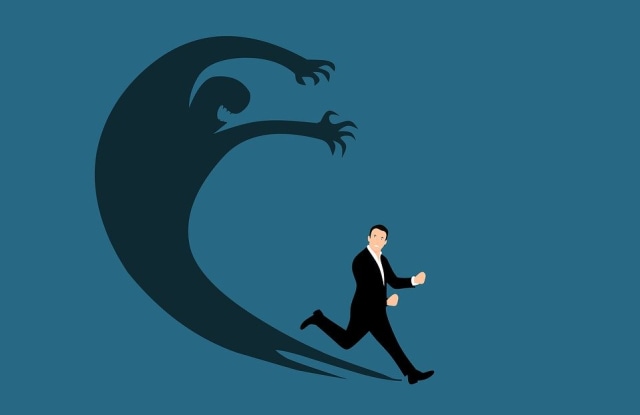 Ilustrasi manusia diikuti oleh jin, dok: pixabay