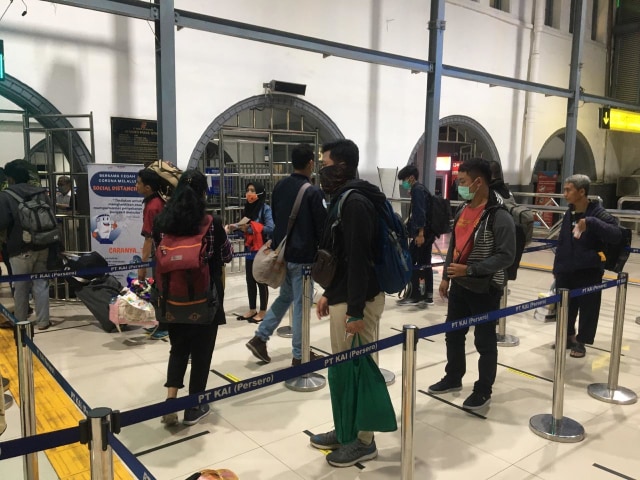 Penerapan Social Distancing di Stasiun Senen