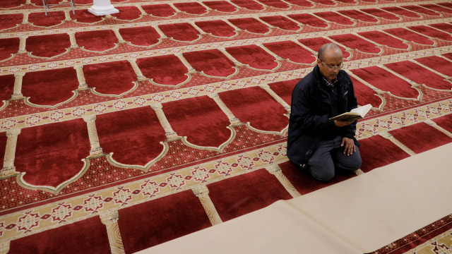 Warga membaca Al-Quran di Asosiasi Muslim Puget Sound, Redmond, Washington, AS. Foto: REUTERS / Brian Snyder