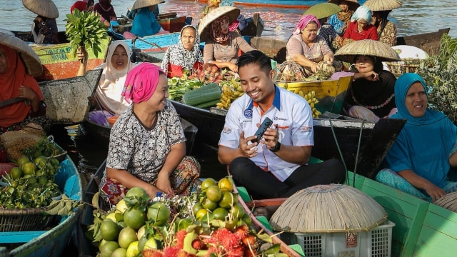 com-Dengan fitur cash pick-up transaction, Mantri BRI bisa melakukan jemput bola setoran simpanan dan setoran pinjaman para nasabah, termasuk para pedagang. Foto: Dok. BRI