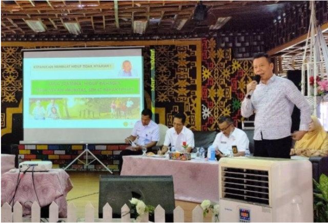 Bos PT Sat Nusapersada, Abidin Hasibuan saat penggalangan dana di kalangan pengusaha untuk melawan virus Corona. (Foto: Dyah/batamnews)
