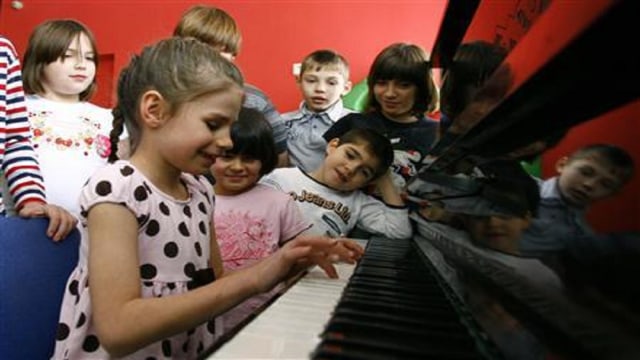 Ilustrasi anak-anak bermain musik | foto: Reuters/Vladimir Stringer