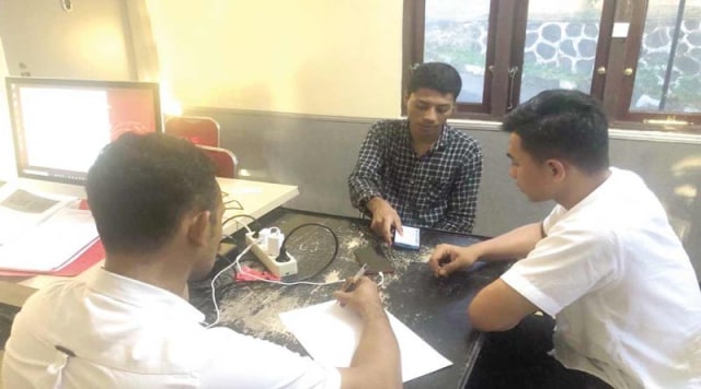 Pelaku penyebar berita hoaks soal virus corona di Ambon menjalani pemeriksaan di kantor Ditreskrimsus Polda Maluku, Kamis (19/3) (Foto: Humas Polda)