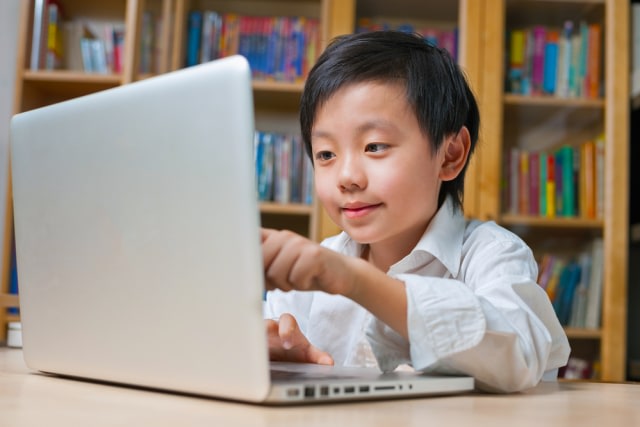 Ilustrasi anak belajar menggunakan laptop. Foto: Shutterstock