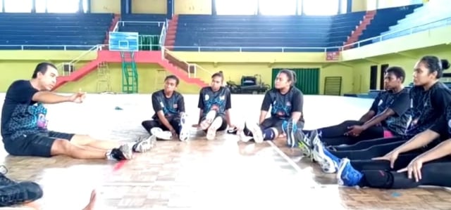 Latihan fisik tim putri bola voli PON Papua yang memusatkan laitihan di Banyuwangi, Jawa Timur 