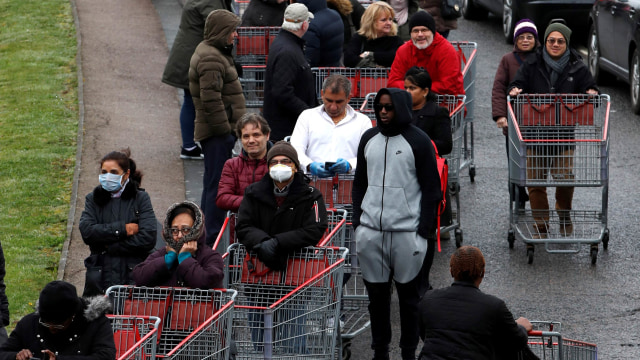 Warga antre masuk untuk belanja ke toko Costco di Watford, Inggris.  Foto: REUTERS / Paul Childs