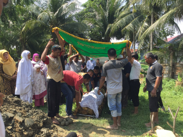 Suasana pemakaman Kadis Perindag Aceh Muhammad Raudhi di Pemakaman Gampong Geuceu Komplek, Banda Aceh, Kamis (19/3/2020). Foto: Humas Setda Aceh
