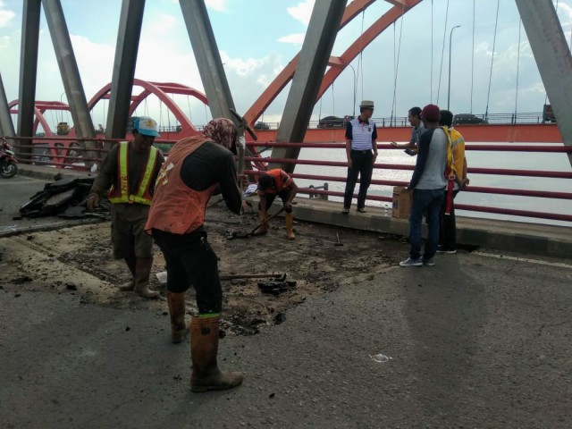 Petugas BBPJN Wilayah V Palembang mulai melakukan perbaikan di Jembatan Musi II. (foto: istimewa)