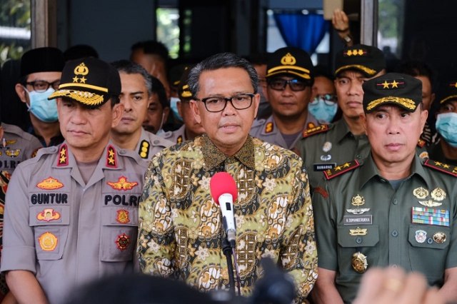 Gubernur Sulsel Nurdin Abdullah bersama unsur Forkopimda Sulsel dan Dewan Syuro Jamaah Tabligh menggelar konferensi pers terkait pembatalan pelaksanaan Ijtima Asia 2020, di Kantor Camat Bontomarannu, Kabupaten Gowa, Kamis (19/3). (IST).