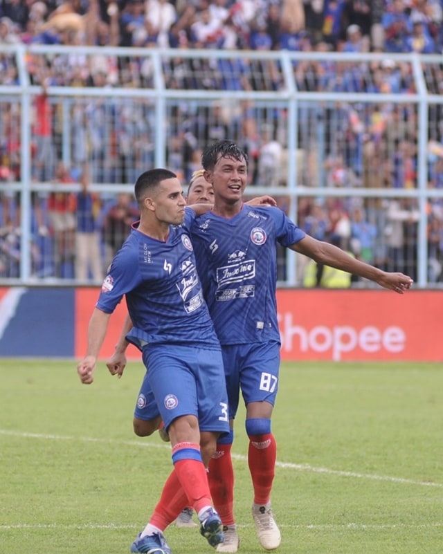Pemain Arema FC merayakan gol. Foto: Dok. LIB