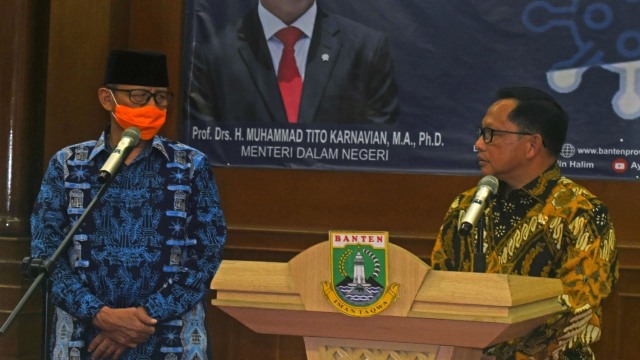 Menteri Dalam Negeri Tito Karnavian (kanan) berbicara dengan Gubernur Banten Wahidin Halim saat memimpin Rapat Kerja Penenanggulangan Covid-19. Foto: ANTARA FOTO/Asep Fathulrahman