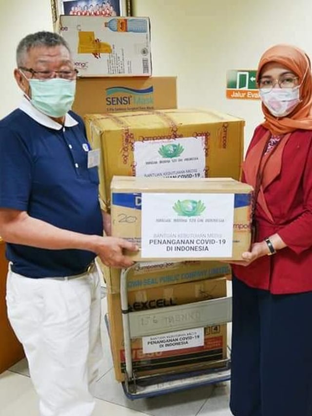 Pengusaha di bawah naungan KADIN bersama Tzu Chi memberikan bantuan ke kantor BNPB, untuk penanggulangan virus corona. Foto: Dok. BNPB