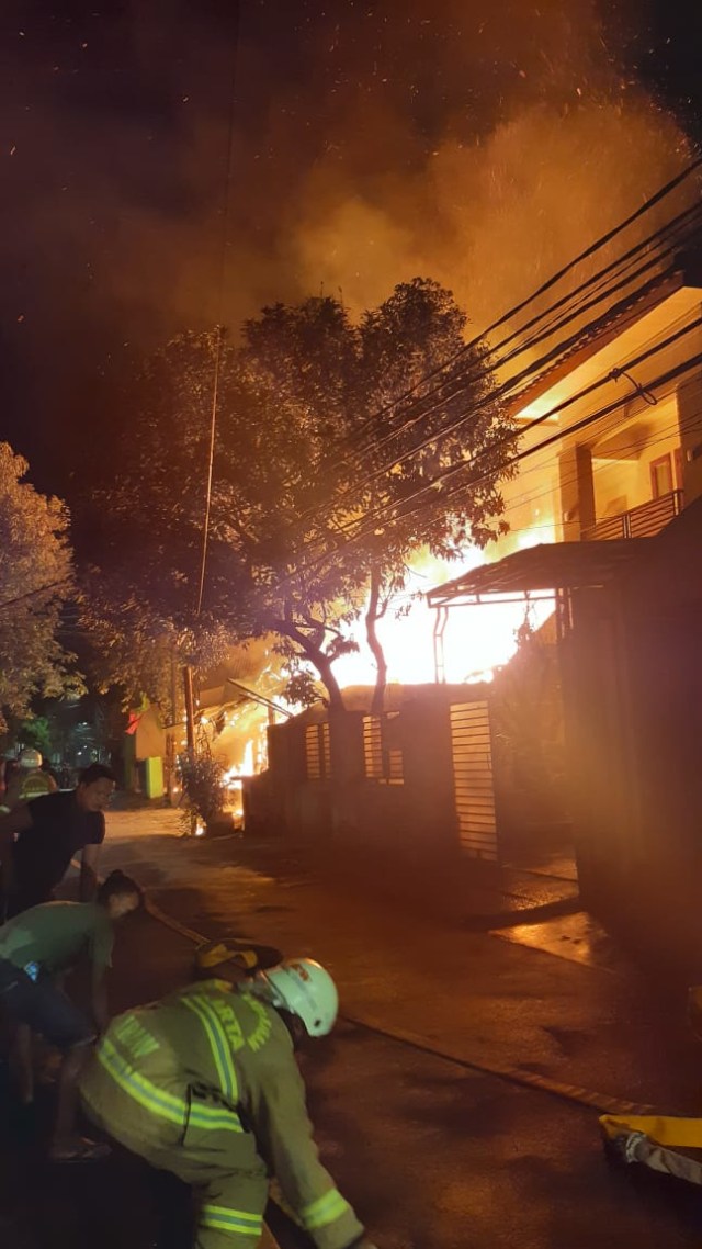 Kebakaran hanguskan warteg dan warkop di Jalan Siaga I, Pasar Minggu. Foto: Adhi Daryono/kumparan