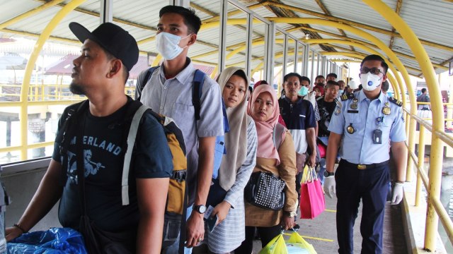 Sejumlah penumpang kapal dari Port Dickson, Malaysia yang didominasi warga negara Indonesia (WNI) tiba di Pelabuhan Dumai, Riau, Kamis (19/3/2020). Foto: Antara/Aswaddy Hamid