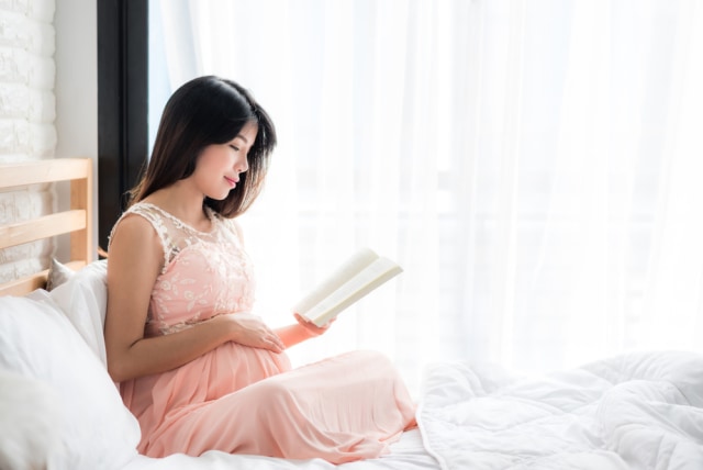 Ilustrasi ibu hamil mencari inspirasi nama bayi. Foto: Shutterstock