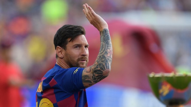 Lionel Messi dalam seremoni penyerahan trofi La Liga 2018/19 di Camp Nou. Foto: AFP/Josep Lago