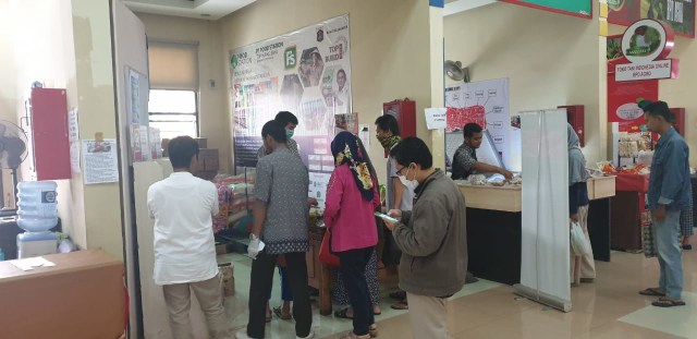 Antrian warga di Toko Tani, Jakarta. Foto: Angki Laksmi