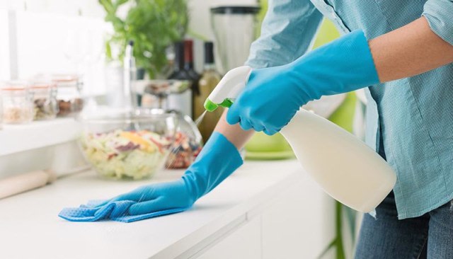 Ilustrasi beda antiseptik dan disinfektan Foto: Shutterstock