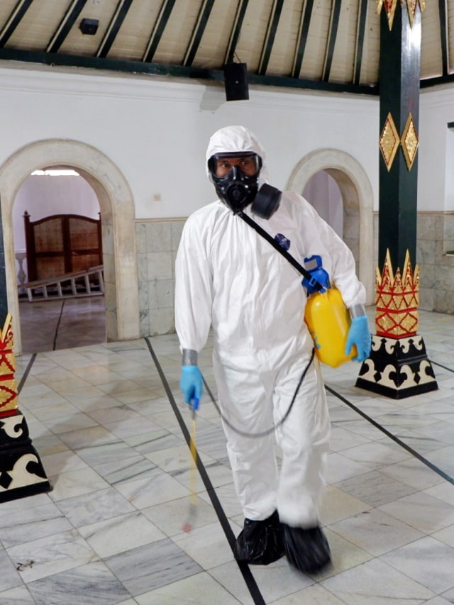 PTR- Masjid Sultoni Kepatihan disemprot disinfektan
