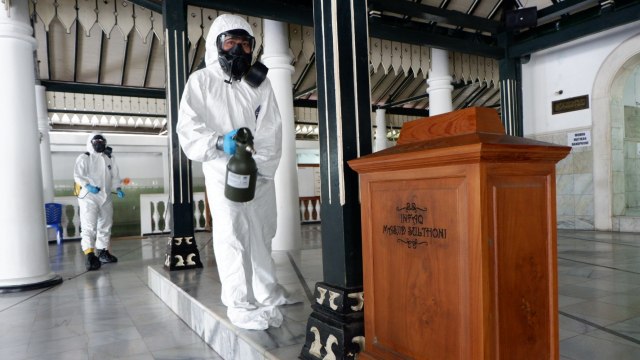 Masjid Sultoni Kepatihan disemprot disinfektan
