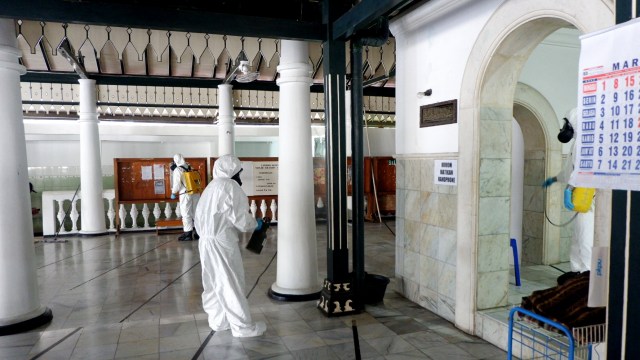 Masjid Sultoni Kepatihan disemprot disinfektan