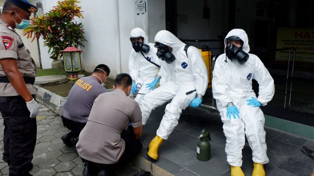 Masjid Sultoni Kepatihan disemprot disinfektan