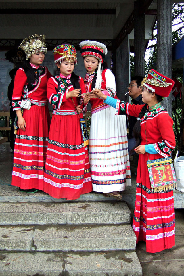 Para perempuan Suku Tujia di China Foto: Shutter Stock