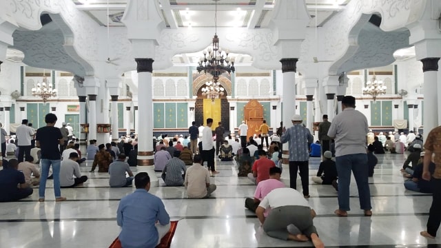 Sejumlah jemaah menjelang salat Jumat di Masjid Raya Baiturrahman, Banda Aceh, Jumat (20/3).
 Foto: Zuhri Noviandi/kumparan