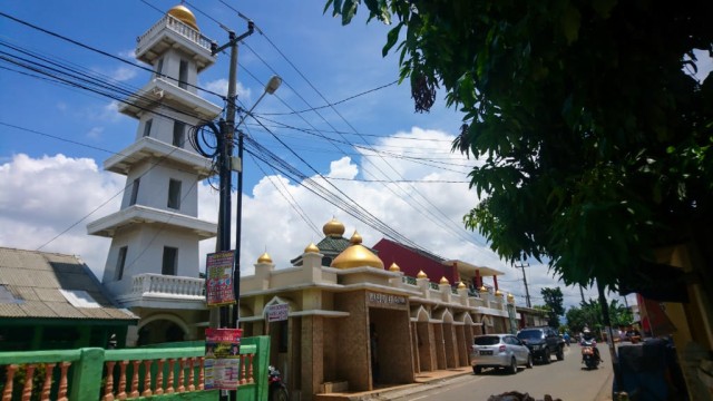 Masjid Ar-Ridho masih melaksanakan salat Jumat berjamaah meski marak virus Covid-19, Jumat (20/3) | Foto: Dimas Prasetyo/Lampung Geh