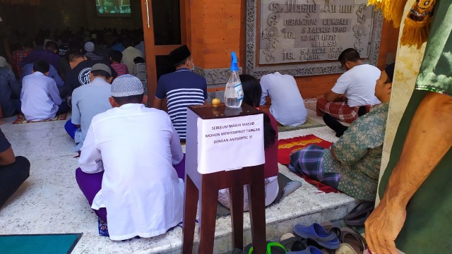Hand Sanitizer disediakan dan wajib digunakan sebelum masuk ke dalam masjid Annuur, Denpasar- ACH