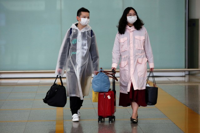 Penumpang di Bandara Hong Kong