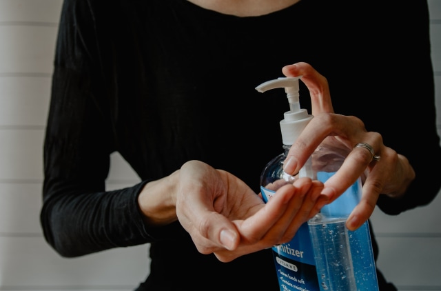Ilustrasi sabun cuci tangan tanpa bilas. 