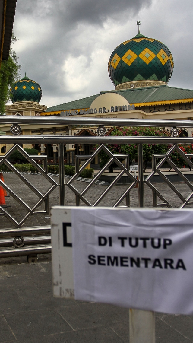Pintu masuk Masjid Agung Ar-Rahman, Pekanbaru, yang ditutup sementara, Jumat (20/3). Foto: ANTARA/Rony Muharrman