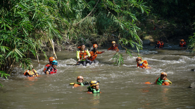 Tim SAR gabungan melakukan pencarian lanjutan korban hanyut di Sungai Opak, Prambanan, Sleman, DI Yogyakarta, Jumat (20/3). Foto: ANTARA FOTO/Hendra Nurdiyansyah