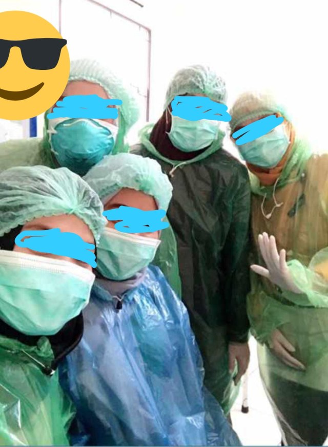 Petugas medis gunakan jas hujan sebagai pengganti APD. Foto: Istimewa