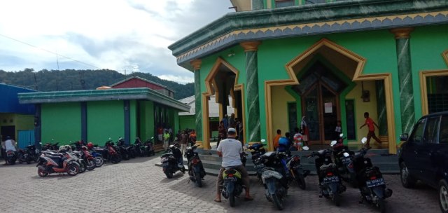 Salat Jumat di Masjid Agung Serui di Kabupaten Kepulauan Yapen. (Bumippaua.com/Agies Pranoto)