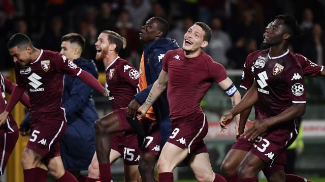 Para pemain Torino merayakan kemenangan pada sebuah laga. Foto: Andrea Bertorello/AFP