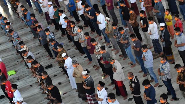 Umat Muslim melaksanakan shalat Jumat dengan jarak shaf yang renggang di Masjid Nasional Al Akbar Surabaya, Jawa Timur, Jumat (20/3). Foto: ANTARA FOTO/Zabur Karuru