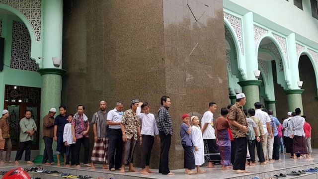 Suasana Salat Jumat di Masjid Raya Al-Azhom kota Tangerang. Foto: Instagram / @abouttng