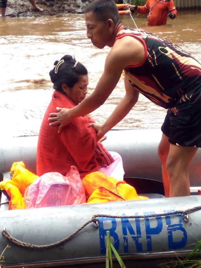 Anice Sondang saat dievakuasi menggunakan perahu karet (foto: istimewa)