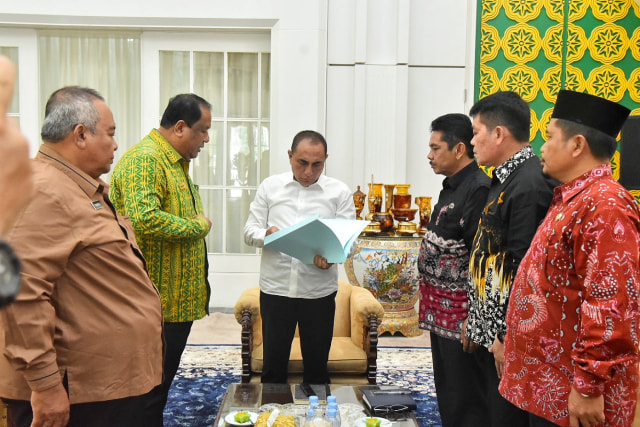 Gubernur Sumut Edy Rahmayadi bersama perwakilan Pemerintah Kota Tebing Tinggi. Foto: Istimewa