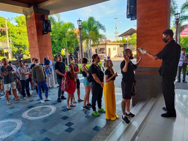 Sejumlah WNA melakukan perpanjangan visa darurat setelah bebas visa dan VOA dicabut sementara. Foto: Dok. Kemenkumham Bali