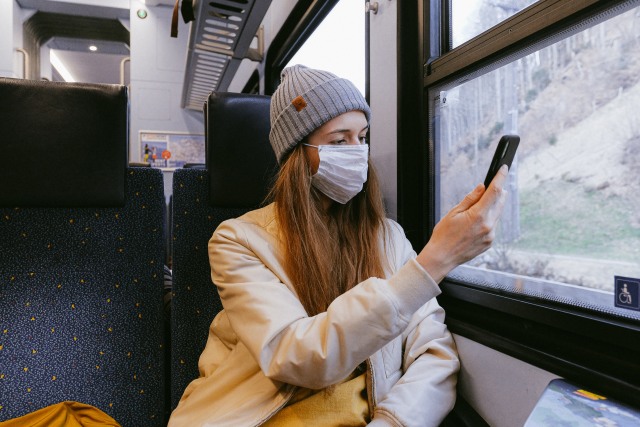 Ilustrasi waspada virus corona dengan tetap menggunakan masker. Sumber: pexels.com