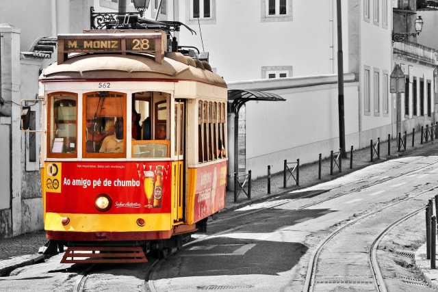 Tram No. 28 di kota Lisabon. Foto: Martine Auvray
