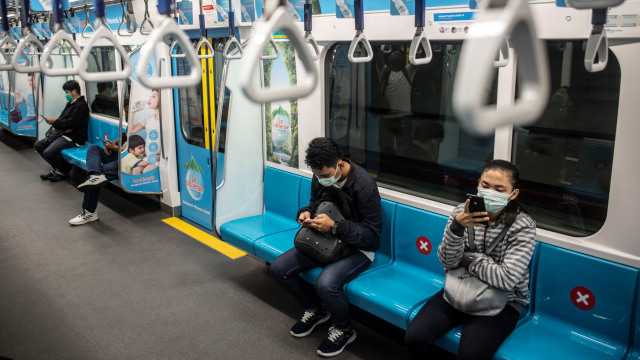 Penumpang duduk di bangku yang telah diberi stiker panduan jarak antarpenumpang di rangkaian gerbong kereta MRT, Jakarta. Foto: ANTARA FOTO/Aprillio Akbar