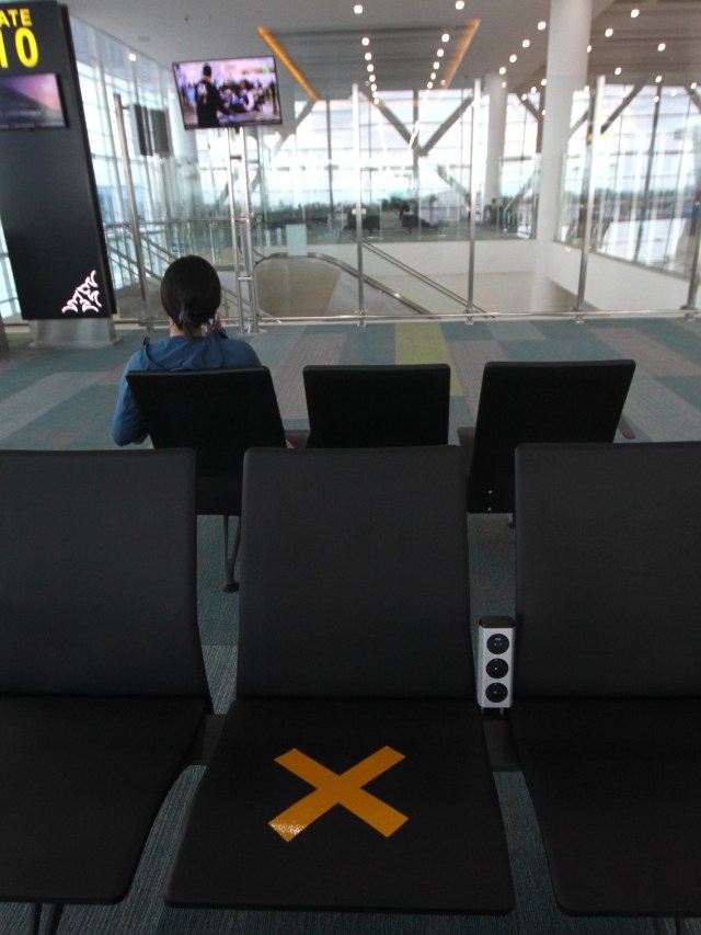 Calon penumpang duduk menunggu jadwal keberangkatan pesawat di Terminal Bandara Internasional Syamsudin Noor, Banjarbaru, Kalimantan Selatan. Foto: ANTARA FOTO/Bayu Pratama S